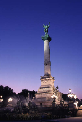 På en av Europas största öppna platser, Place des Quinconces, reser sig monumentet över girondinerna med sin rikt skulpterade fontän.